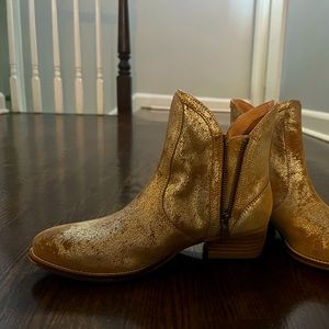 NWOT Seychelles gold distressed booties